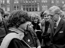 Udink talks to young, hip people on the Dam in Amsterdam.